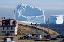 Mở cửa nhà, giật mình thấy núi băng sừng sững trước mặt