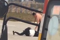 Máy bay hoãn chuyến vì vợ chồng mải đánh nhau