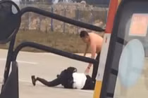 Máy bay hoãn chuyến vì vợ chồng mải đánh nhau