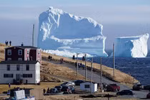 Mở cửa nhà, giật mình thấy núi băng sừng sững trước mặt