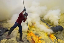 Hoảng hồn công việc bên miệng núi lửa của thợ lưu huỳnh