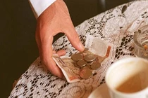 Cất tiền kiểu này, ắt nghèo mạt kiếp 