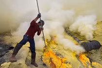 Hoảng hồn công việc bên miệng núi lửa của thợ lưu huỳnh