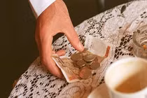 Cất tiền kiểu này, ắt nghèo mạt kiếp 