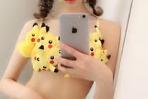 Mặc bikini Pikachu để thu hút bạn trai nghiện Pokemon Go