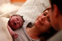 Sống khổ vì con sinh ra không có nét gì giống bố