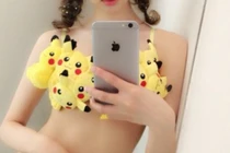 Mặc bikini Pikachu để thu hút bạn trai nghiện Pokemon Go