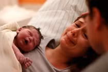 Sống khổ vì con sinh ra không có nét gì giống bố