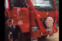 Chú rể chơi trội đón dâu bằng 2 đầu xe container
