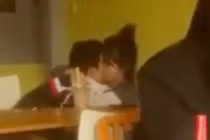 Thất kinh cặp đôi làm chuyện ấy giữa ban ngày trong quán trà