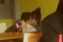 Thất kinh cặp đôi làm chuyện ấy giữa ban ngày trong quán trà