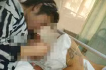 Đang ngủ ngon bị vợ cầm dao chặt bay “của quý“