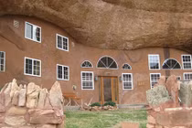 Những ngôi nhà trong hang động đẹp lạ, chẳng thiếu thứ gì