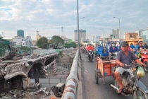 Cận cảnh phá dỡ cây cầu gần 100 tuổi ở Sài Gòn