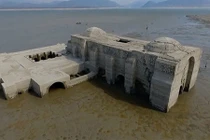 Nhà thờ 400 tuổi nổi lên mặt nước sau trận hạn hán