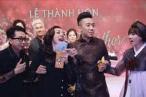 Khách ăn cưới Trấn Thành - Hari Won nhận smartphone Trung Quốc 