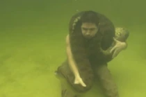 Hoảng hồn người đàn ông lặn với trăn anaconda khổng lồ