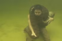 Hoảng hồn người đàn ông lặn với trăn anaconda khổng lồ