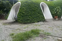 Những ngôi nhà phủ đầy hoa cỏ giữa thiên nhiên hoang sơ