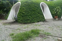 Những ngôi nhà phủ đầy hoa cỏ giữa thiên nhiên hoang sơ