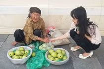 Bà cụ bán ổi và câu chuyện khiến nhiều bạn trẻ thẹn thùng