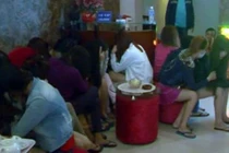 Chỉ cần tiền bo, chân dài kích dục quý ông tới bến