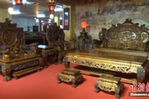 Cận cảnh bộ bàn ghế gỗ cẩm lai vàng giá gần 700 tỉ đồng