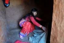 Bé gái chết oan vì tục lệ cách ly khi bị "đèn đỏ"