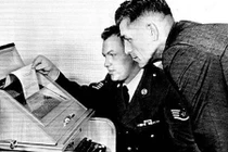 Vén màn sự thật “đường dây đỏ” nắm vận mệnh thế giới 