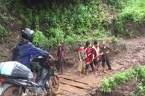 Học sinh lớp 1 kéo xe cho thầy qua đoạn đường khó 