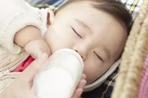 Thói quen pha sữa chết người khiến con bị hoại tử ruột