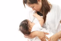 Hại sức khỏe con khi tắm cho bé vào thời điểm này