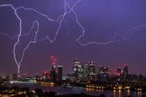 Hoảng hồn “siêu bão sét” đổ bộ nước Anh