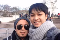 Nhạc sĩ Quốc Trung và Quốc Bảo, “gà trống nuôi con”