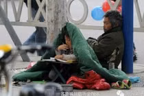 Rơi lệ trước hoàn cảnh đáng thương của bé gái ăn xin