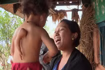 Lạ kỳ bé trai được tin là Chúa vì có 3 tay