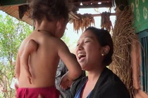 Lạ kỳ bé trai được tin là Chúa vì có 3 tay