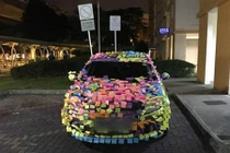 Ôtô bị dán chi chít giấy màu vì đỗ bất chấp biển cấm