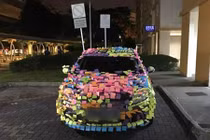 Ôtô bị dán chi chít giấy màu vì đỗ bất chấp biển cấm