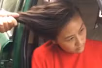 Chồng giật tóc vợ kéo lê trên phố, người đi đường mải... quay clip