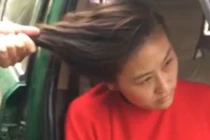 Chồng giật tóc vợ kéo lê trên phố, người đi đường mải... quay clip