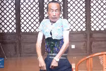 Dị nhân trình diễn thu nhỏ cơ thể để mặc áo trẻ 3 tuổi