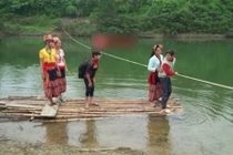 Thót tim cảnh học sinh vùng cao “cưỡi” bè tre vượt sông