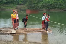 Thót tim cảnh học sinh vùng cao “cưỡi” bè tre vượt sông