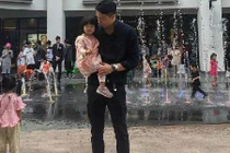 Ảnh gây sốt của ông bố cao gần 2m chụp cùng con gái