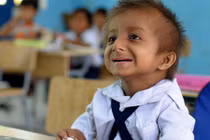 Chùm ảnh: Lớp học của cậu bé 8 tuổi nặng hơn 3kg