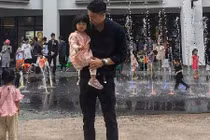 Ảnh gây sốt của ông bố cao gần 2m chụp cùng con gái