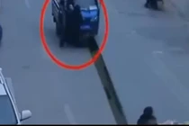 Mải nhìn gái xinh, tài xế đâm chết người