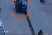 Mải nhìn gái xinh, tài xế đâm chết người