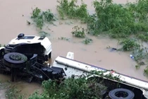 Va chạm mạnh với xe tải, xe bồn chở dầu lao xuống sông Cầu